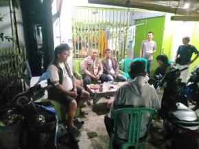 Untuk meningkatkan kesadaran warga akan pentingnya menjaga Keamanan, Bhabinkamtibmas Laksanakan Sambang