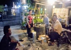 Upaya Pak Bhabinkamtibmas Ikut Serta Dalam Giat Ronda Bersama Warga