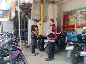 Personil Polsek Tegalwaru Patroli Siang Sambang Warga Imbau Agar Waspada di Minimarket, Munjul
