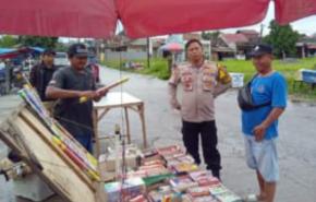 Aiptu Endang Ahmad Bhabinkamtibmas Polsek Klari Berikan Binluh ke Pedagang Kembang Api