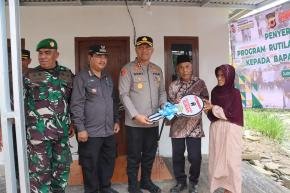 Kapolres Subang Serahkan Kunci Rumah Program Rutilahu kepada Warga Blanakan