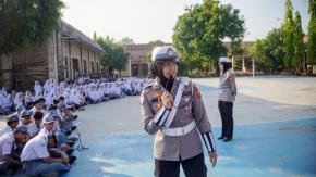 Satlantas Polres Karawang Sajikan Keseruan saat Kegiatan Police Goes to School di SMAN 4 Karawang