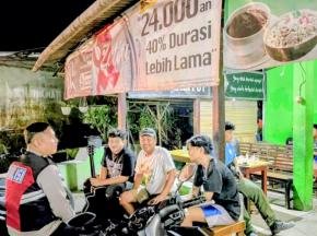 Bhabinkamtibmas Desa Tamansari Monitoring Ronda Malam saat Ngawangkong Bersama Masyarakat