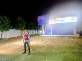 Anggota Polsek Batujaya Ciptakan Keamanan di Bank BRI Unit Batujaya melalui kegiatan Patroli Prekat pada malam hari