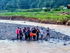 Damkar Sukabumi Hadir di Saat Duka, Evakuasi Jenazah Warga di Sungai Cidadap