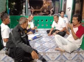 Bhabinkamtibmas Polsek Klari Bersama Warga Gelar Ronda Malam Pastikan Lingkungannya Aman Kondusif