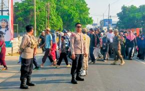 Demi Kelancaran Pengguna Jalan, Anggota Polsek Rengasdengklok Laksanakan Gatur Lalu lintas