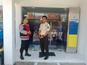 Personil Polsek Tegalwaru Patroli Siang Sasar Kantor Bank BJB Loji Edukasi Petugas Jaga Waspada
