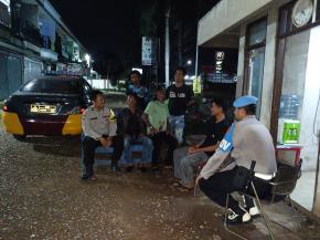 Jalin Komunikasi yang Baik Patroli Polsek Kotabaru Sambangi Pos Keamanan Lingkungan