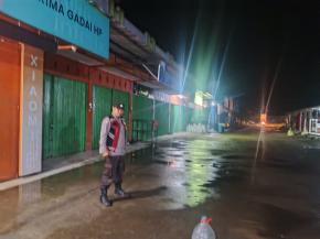 Anggota Polsek Batujaya melaksanakan Patroli Prekat serta kontrol Keamanan di Central Ruko Batujaya