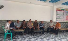 Kapolsek Batujaya melaksanakan Kegiatan Jumat Curhat bersama Bhabinkamtibmas Polsek Batujaya dan Tokoh Masyarakat serta Masyarakat Desa Karyamakmur