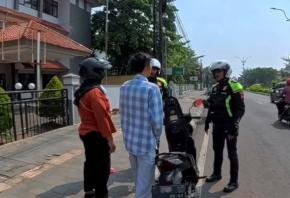 Edukasi Disiplin Berlalu Lintas, Satlantas Polres Karawang Laksanakan Patroli Simpatik Jalan Raya