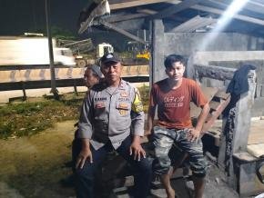 Bhabinkamtibmas Po?sek Klari Serap Keluhan Warga Saat Ngawangkong di Pos Ronda