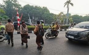 Polantas di Karawang Turun Tangan pada Jam Sibuk, Arus Lalu Lintas Dijaga Tetap Lancar dan Tertib