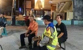 Upaya Anggota Bhabinkamtibmas Getol Ikut Serta Dalam Giat Ronda Bersama Warga