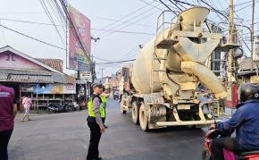 Atur Lalu Lintas Pagi saat Jam Sibuk, Cegah Arus Lalu Lintas Tersendat, Polantas di Karawang