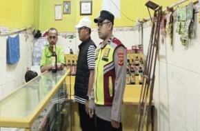 Cegah Edar Miras Personil Polsek Tegalwaru Gelar Sidak ke Pedagang Jamu Cintawargi