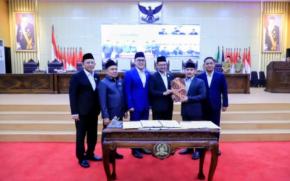 Bupati Bekasi Ade Kuswara Kunang Hadiri Rapat Paripurna dalam Rangka Penetapan Keputusan DPRD Terhadap Tiga Raperda

