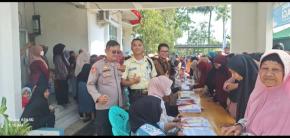 Kapolsek Pakisjaya Ipda Saefurrohman SH Monitoring Pembagian Kartu KKS Melalui Kartu ATM Bank BNI Kepada KPM Di Kecamatan Pakisjaya