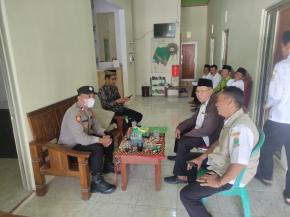 Memberikan Informasi Kamtibmas Dengan Perangkat Desa Bhabinkamtibmas Berikan Himbauan kamtibmas