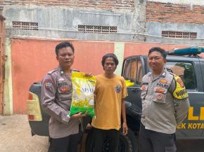 Kanit Binmas Bersama Bhabinkamtibmas Polsek Kotabaru Salurkan Beras SPHP Kepada Masyarakat