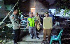 Polsek Pedes Terus Patroli Dinihari Berikan Himbauan Kepada Petugas Masyarakat