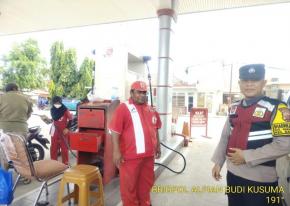 Brigadir Alpian Kembali Kunjungi SPBU, Prekat Polsek Banyusari Berikan Rasa Aman