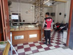 Bripka Ilham Gumelar Giat Patroli Prekat Ditoko Perhiasan dilaksanakan Personil Polsek Tempuran Res Karawang.