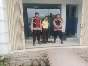 Anggota Polsek Batujaya Himbau Scurity Bank BJB Unit Batujaya