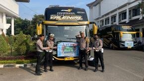 Lepas Ratusan Pemudik Lebaran di Plaza Pemda, Kapolres Karawang dan Kasat Lantas Tekankan Keselamatan di Jalan