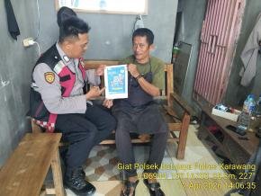 Bripka Sholihin Anggota Polsek Batujaya Sambangi Masyarakat guna mensosialisasikan QR Code Div Propam Polri