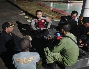 Ajak Waspada Disampaikan Bhabinkamtibmas Polsek Tegalwaru Saat Sambang Warga Ronda