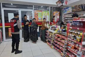 Personil Polsek Tegalwaru Giat Patroli Malam Monitor Pertokoan Ajak Masyarakat Waspadai Potensi Kejahatan