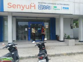 Anggota Polsek Batujaya melaksanakan Patroli Dialogis dan Sambangi Scurity Bank BRI Unit Batujaya di siang hari