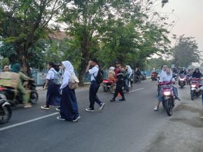 Bhabinkamtibmas Polsek Telagasari Lakukan Gatur Pagi dan Bantu Siswa Menyebrang