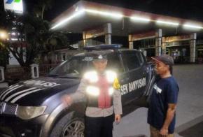 Kunjungi SPBU, Prekat Polsek Banyusari Berikan Rasa Aman