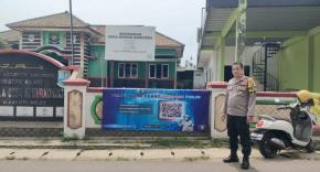 Bhabinkamtibmas Polsek Klari Pasang Spanduk Program Pengaduan Pelayanan Propam Presisi di Kantor Desa