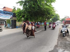 Aiptu Yosep Bhabinkamtibmas Polsek Telagasari Bantu Siswa Menyebrang Saat Gatur Pagi