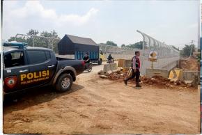 Polsek Pangkalan Halau Gangguan Keamanan di Lokasi Proyek Tol Japek 2 melalui Patroli Wilayah
