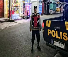 Personil Polsek Tegalwaru Giat Patroli Malam Amati Pertokoan di Wilayah Loji Kulon Cegah Aksi Pencurian