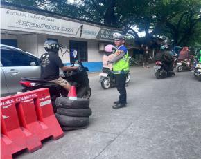 Bripka Ajis Gatur Lalin Sore Cegah Kemacetan di Bawah Fly Over Cikampek