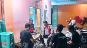 Kanit Sabhara Polsek Batujaya melaksanakan Giat Ngawangkong pada malam hari