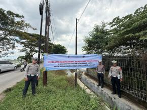Tekan Angka Kecelakaan Jelang Tahun Baru, Satlantas Polres Karawang Pasang Spanduk Imbauan Kamseltibcarlantas