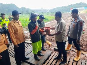 Forkopimda Karawang Dukung Ketahanan Pangan, Tanam Jagung 750 Hektar dan Salurkan Bantuan ke Petani 