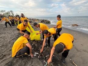 Ditpolairud Polda NTB Bersama Stakeholder Gelar Aksi Bersih Pantai di Loang Baloq