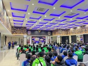 Dalam Rangka HUT Bhayangkara ke-80, Satlantas Polres Karawang Ikuti Gathering Ojol Kamtibmas dan Lomba Cerdas Cermat
