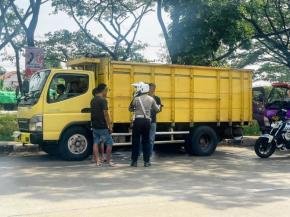 Polantas di Karawang Berikan Teguran Tertib Lalu Lintas Kepada Sopir Truk yang Parkir di Badan Jalan