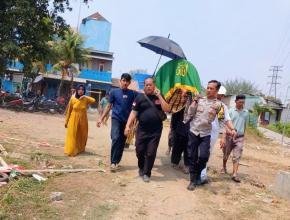 Bhabinkamtibmas dan Babinsa Antar Jenazah Warga hingga ke TPU Kalipandan