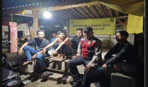 Bhabinkamtibmas Polsek Tegalwaru Ajak Warga Cigunungsari Tingkatkan Waspada Saat Sambang di Poskamling