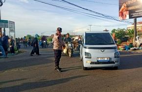 Berikan Pelayanan Maksimal Kepada Pengguna Jalan, Kapolsek Rengasdengklok Laksanakan Gatur Lalin Pagi